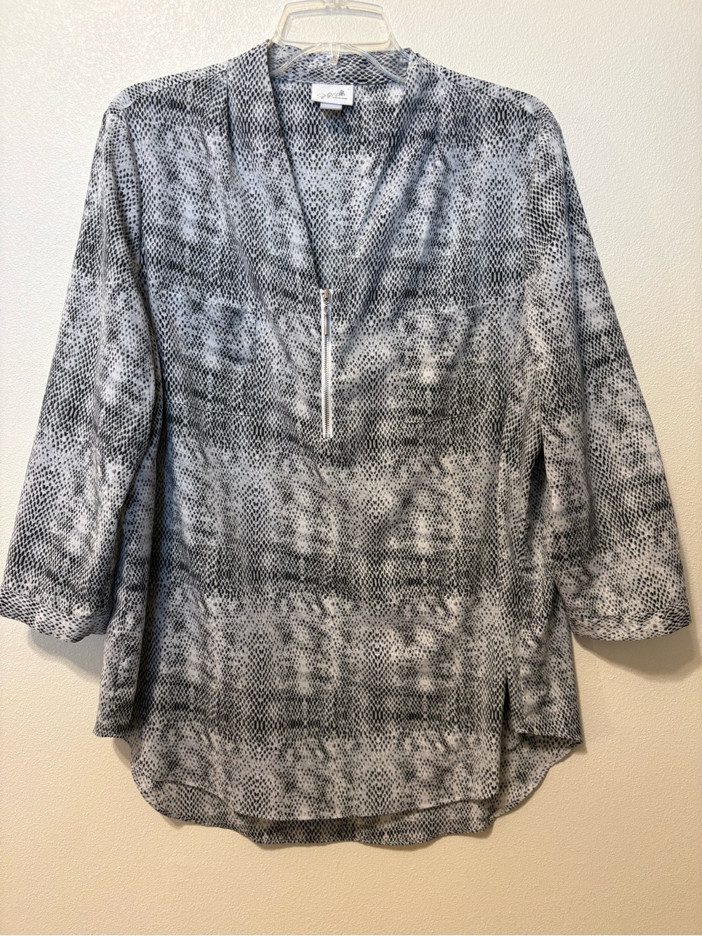 Jaclyn Smith Collection Black & White Snake-Print V-Neck Pullover Top